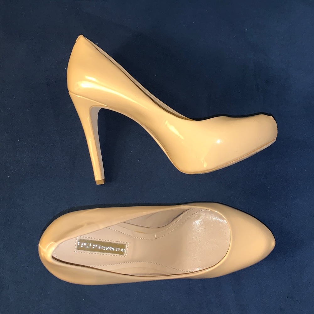 BCBG Nude colored 4” Heels Size 7